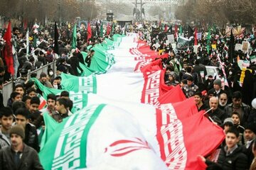 امضای بیانیه هشدارآمیز روشنفکران از مرز ۹۰۰ نفر گذشت/ بر شاخه نشستن و بن بریدن!