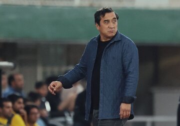 انتقاد خداداد عزیزی از مجریان تلویزیونی؛ نباید علایق رنگی خود را نشان بدهند/اتوبوس قهرمانی تراکتور کجاست؟