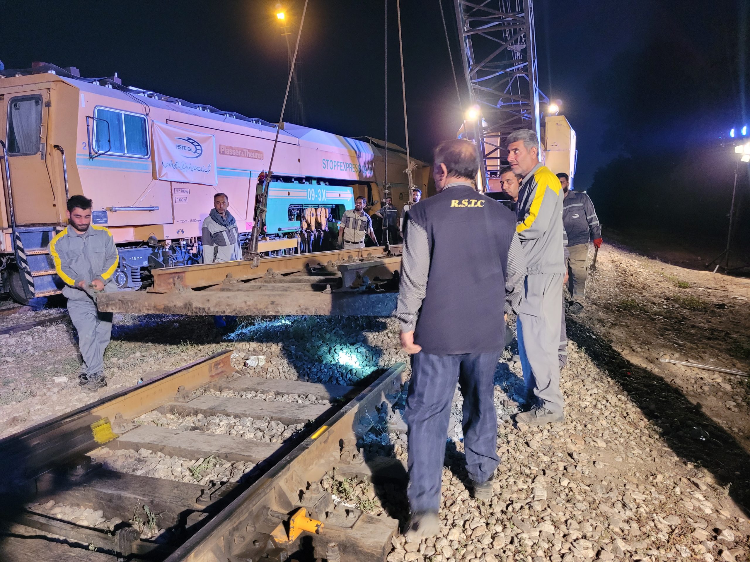 با حضور مدیرعامل راه آهن کشور بازسازی خط راه‌آهن کارون – میاندشت آغاز شد