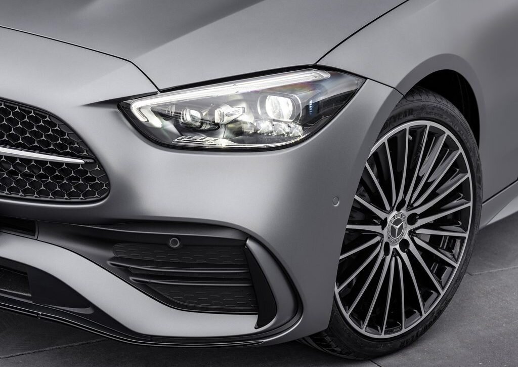 مرسدس بنز C200L 2025 وارداتی / نمای نزدیک چراغ