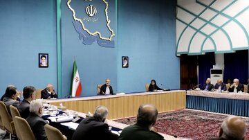 برنامه دولت برای دهکهای پایین جامعه/ پزشکیان: آیا میتوان در شهری مانند تهران که با مشکل کمبود آب مواجه است، بارگذاری جمعیتی جدید داشت؟