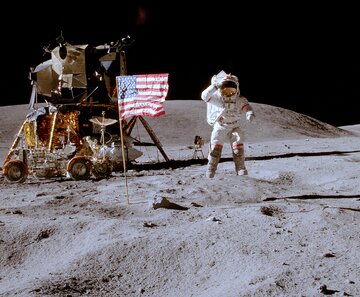 بقایای مأموریت آپولو؛ چه چیزهایی هنوز روی ماه باقی ماندهاند؟