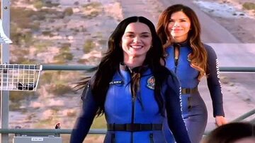 بوسه کیتی پری به خاک زمین پس از بازگشت از فضا