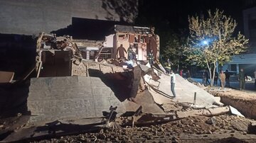 تخریب ساختمان مسکونی در خیابان استقلال شهرکرد / یک نفر جان خود را از دست داد