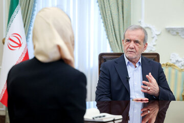 تذکر پزشکیان به مترجم مصاحبهاش/ چرا کل صحبت هایم را ترجمه نکردی؟