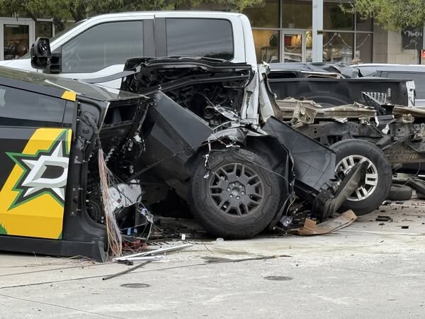 تصادف سنگین دو خودروی گرانقیمت/ تانک بنز، تسلا را از وسط نصف کرد! / عکس