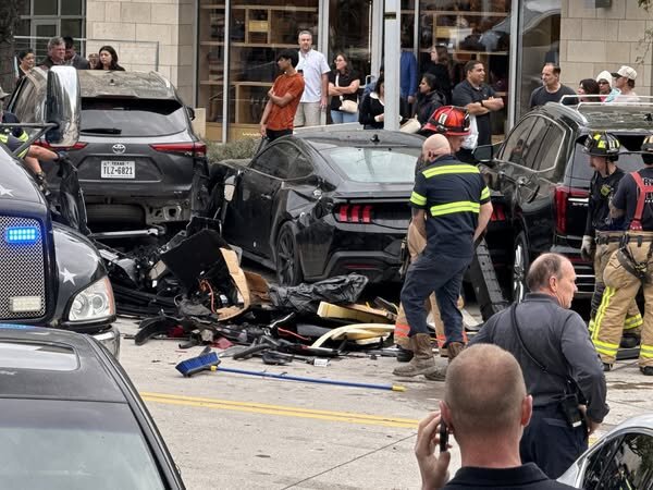 تصادف سنگین دو خودروی گرانقیمت/ تانک بنز، تسلا را از وسط نصف کرد! / عکس