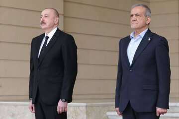 تصاویری از استقبال رسمی از پزشکیان در باکو/ همنشینی روسای جمهور ایران و آذربایجان