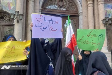 تصاویری از تجمع مخالفان مذاکره مذاکره ایران و آمریکا مقابل ساختمان وزارت خارجه
