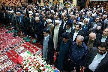 تصاویری از حسین شریعتمداری، کاظم صدیقی و پورمحمدی در یک مراسم تشییع/ ابوترابی فرد نماز را اقامه کرد