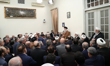 تصاویری از دیدار نوروزی اعضای هیئت رئیسه مجلس و مسئولان با رهبر انقلاب