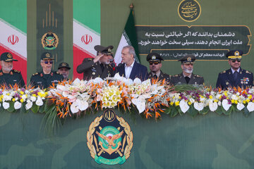 تصاویری از ژست های رئیس جمهوری در مراسم رژه روز ارتش/ احترام نظامی مقام ارشد ارتش به پزشکیان