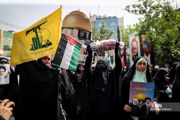 تصاویری از یک تجمع در تهران/ محاکمه شمر زمانه/ دانش آموزان هم آمدند