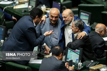 تصاویری جالب از گپ و گفت نمایندگان در جلسه روز گذشته مجلس