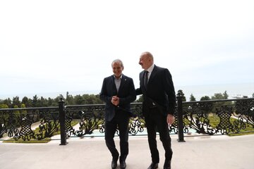 تصویری از ادای احترام پزشکیان به حیدر علی اف، رئیس جمهور فقید آذربایجان