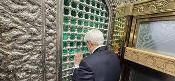 تصویری از حضور محمدرضا عارف بر سر مزار رئیس جمهور فقید در حرم امام رضا(ع)