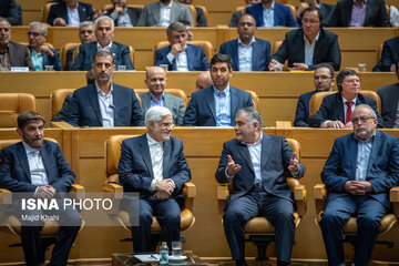 تصویری از خوش و بش عارف با یک مقام دفتر رهبری