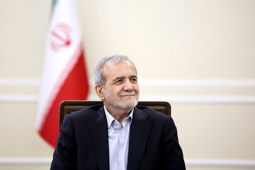 تصویری از عیادت پزشکیان از نماینده اصولگرا