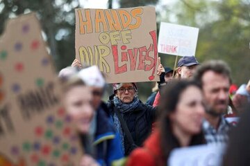 تظاهرات علیه ترامپ و ماسک در سراسر اروپا