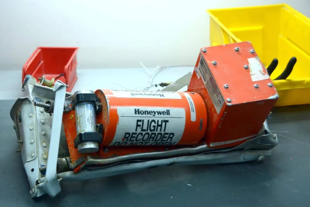 جعبه سیاه هواپیما چه چیزی را ضبط میکند؟