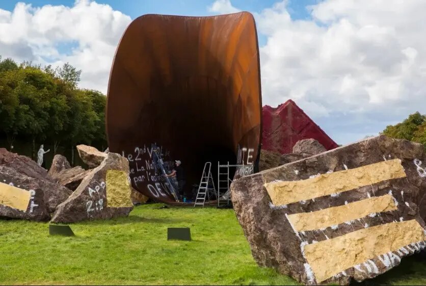 جنجالیترین آثار هنری قرن بیست و یکم/ آیا تابوت باز و جنازه متلاشی یک کودک اثری هنری است؟