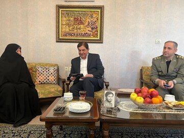 حضور دستیار رهبر انقلاب در منزل ۲ خانواده ارتشی/ ماجرا چه بود؟