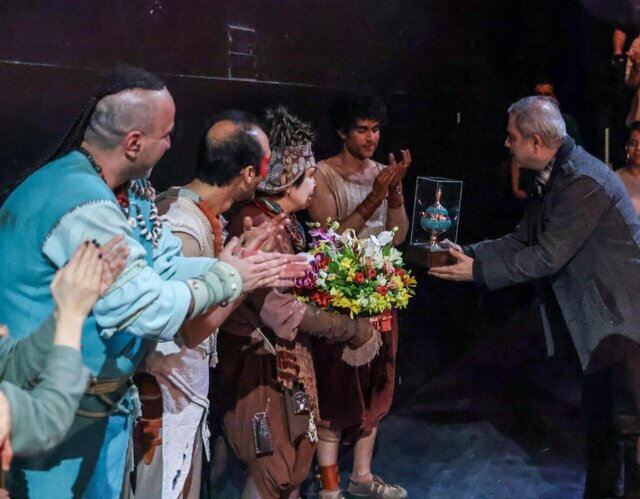 حضور پر رنگ پسیانی‌ها بر صحنه و به سرانجام رساندن کار نیمه تمام «آتیلا»