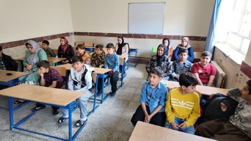  دلجویی فرماندار سنندج از دانش‌آموزان آسیب‌دیده مدرسه روستای کرجو/وعده برخورد جدی با خاطیان