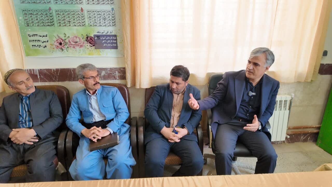  دلجویی فرماندار سنندج از دانش‌آموزان آسیب‌دیده مدرسه روستای کرجو/وعده برخورد جدی با خاطیان