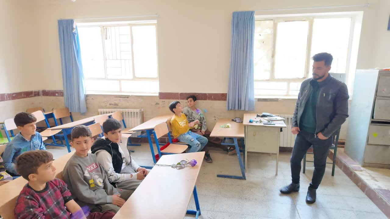  دلجویی فرماندار سنندج از دانش‌آموزان آسیب‌دیده مدرسه روستای کرجو/وعده برخورد جدی با خاطیان