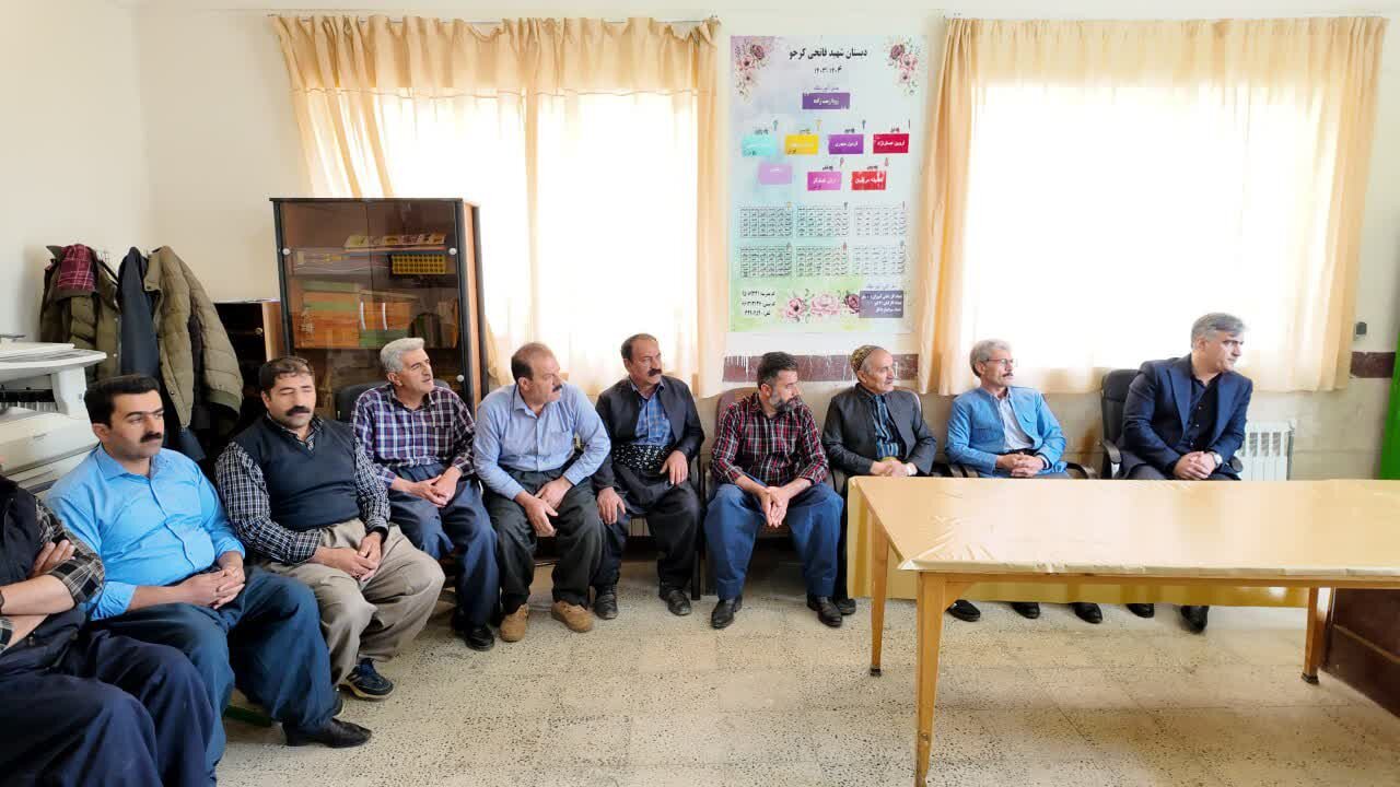  دلجویی فرماندار سنندج از دانش‌آموزان آسیب‌دیده مدرسه روستای کرجو/وعده برخورد جدی با خاطیان