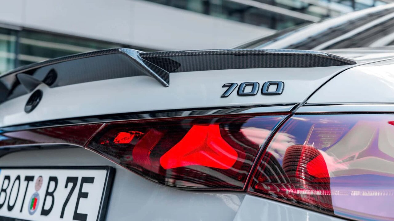 رقیب منصوری از مرسدس بنز ارتقایافته رونمایی کرد /عکس