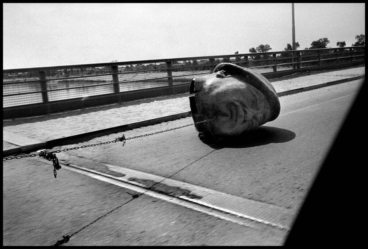 سقوط یک دیکتاتور؛ روایتی در قاب عباس عطار