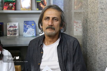 سیاست غلط و اقتصاد نابسامان بر هویت گریزی نوجوانان اثر گذاشته است/ ادبیات ایرانی در میان کتابهای ترجمه گم شده است