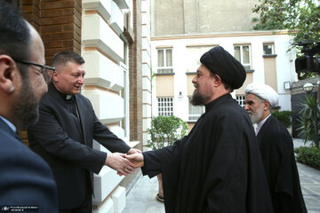 سیدحسن خمینی در مقابل قاب عکس پاپ فرانسیس/ دیدار صمیمانه با آندژی یوزوویچ در سفارت واتیکان+ تصاویر