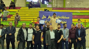 شاهرود و سمنان قهرمان مسابقات کشتی آزاد و فرنگی رده نونهالان استان سمنان شدند