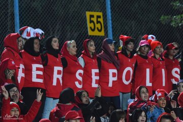 شعار تند هواداران تیم پرسپولیس علیه مدیریت باشگاه پرسپولیس در ورزشگاه آزادی