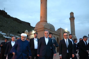 شعرخوانی پزشکیان به زبان آذری در باکو/ جلسه تحت تاثیر قرار گرفت