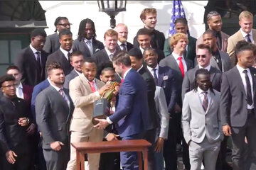 شکستن جام قهرمانی فوتبال آمریکایی توسط معاون ترامپ