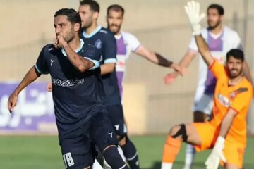 عکس | بدل تتلو تماشاگر بازی حساس لیگ یک!