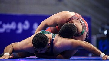 عکس| جام قهرمانی اولین دوره کشتی آزاد قهرمانی آسیا در یک عتیقه فروشی!