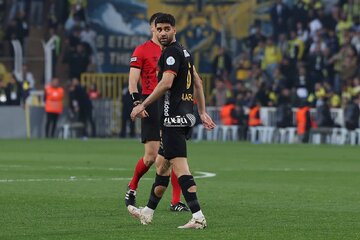 عکس | جنجال علی کریمی با ستاره منچستریونایتد مقابل چشم مورینیو!