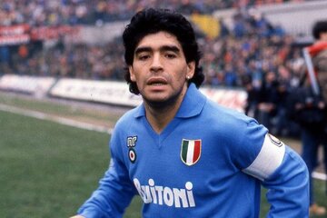 عکس| حرکت عجیب مارادونا مقابل دوربین فیلمبرداری!