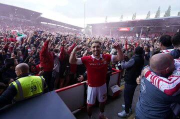 عکس | ستاره هالیوودی در جشن تاریخی اژدهای قرمز!