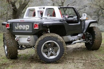 عکس | عجیبترین شاسیبلند آفرودی دنیا / یک ماشین، دو موتور و فرمانپذیری چهار چرخ!