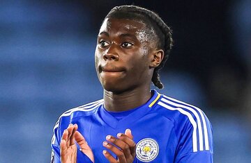 عکس| منع بازیکن ۱۵ ساله از پوشیدن پیراهن دارای اسپانسر!