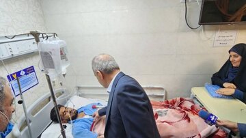 عکسی از بازدید پزشکیان از مجروحان حادثه بندر شهید رجایی/ شوخی رئیس جمهور با یک مصدوم