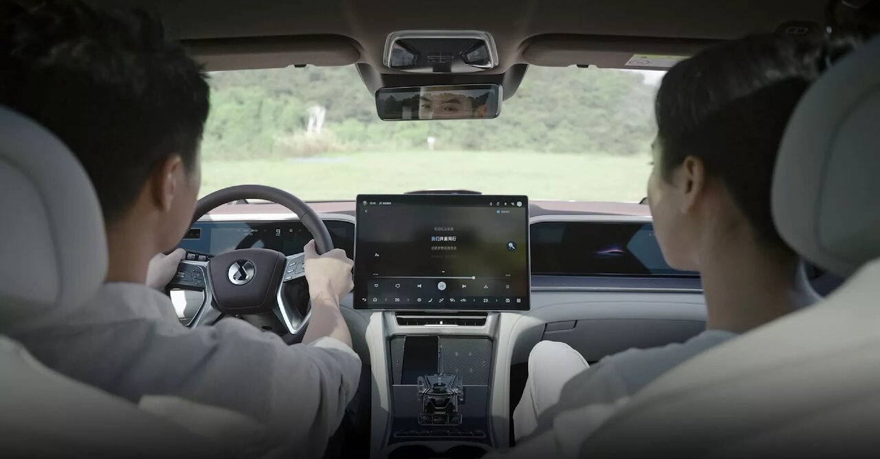 ماشین لوکس چینی که رقیب پورشه است / ۹۵۰ اسب بخار قدرت خالص