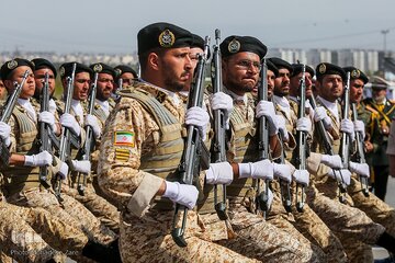 مراسم رژه نیروهای مسلح مستقر در کرمان برگزار شد