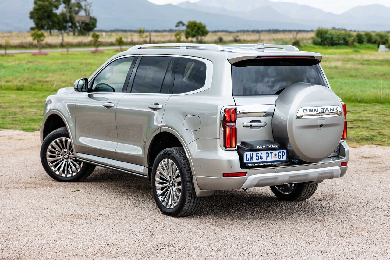 مقایسه تویوتا لندکروزر واقعی با لندکروز چینی/ لندکروزر ۳۰۰ بهتر است یا تانک ۵۰۰؟